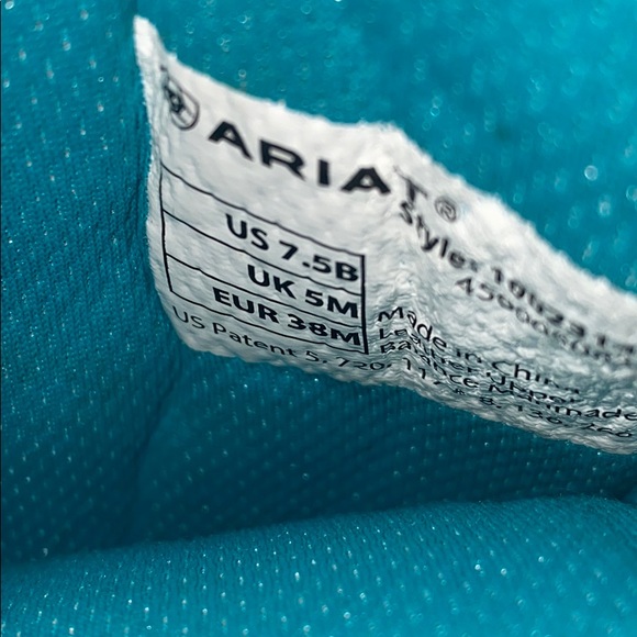 Brand NEW ARIAT BOOTS!! I only wore 3 times!! - Picture 3 of 5